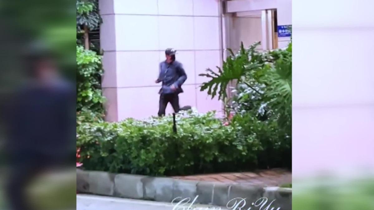 檀健次在機場遇到私生，只能狂奔。（圖／翻攝微博）