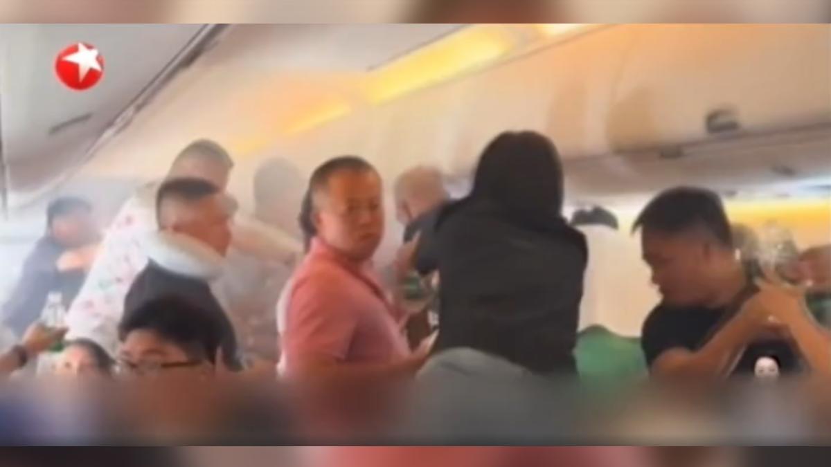 從浙江舟山飛往廣東潮汕的上海航空班機,疑似有乘客用行動電源充電,結果在高空飛行途中機艙內突然冒出白煙,甚至出現火苗。(圖/上海東方衛視)