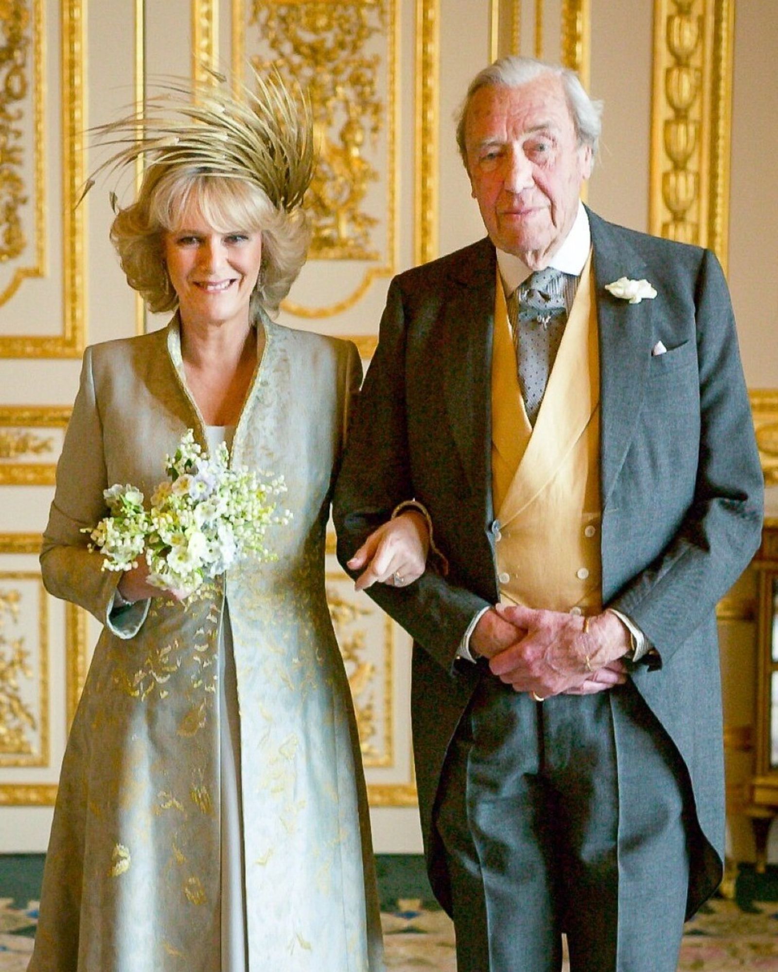 卡蜜拉2005年與已故父親布魯斯尚德少校合照。(翻攝The Royal Family臉書)