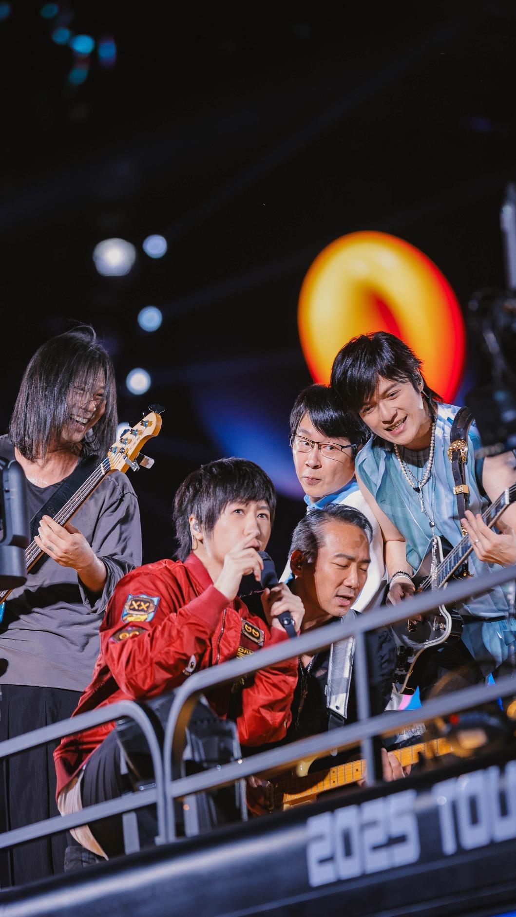 五月天石頭害怕蟑螂。(圖/相信音樂提供)