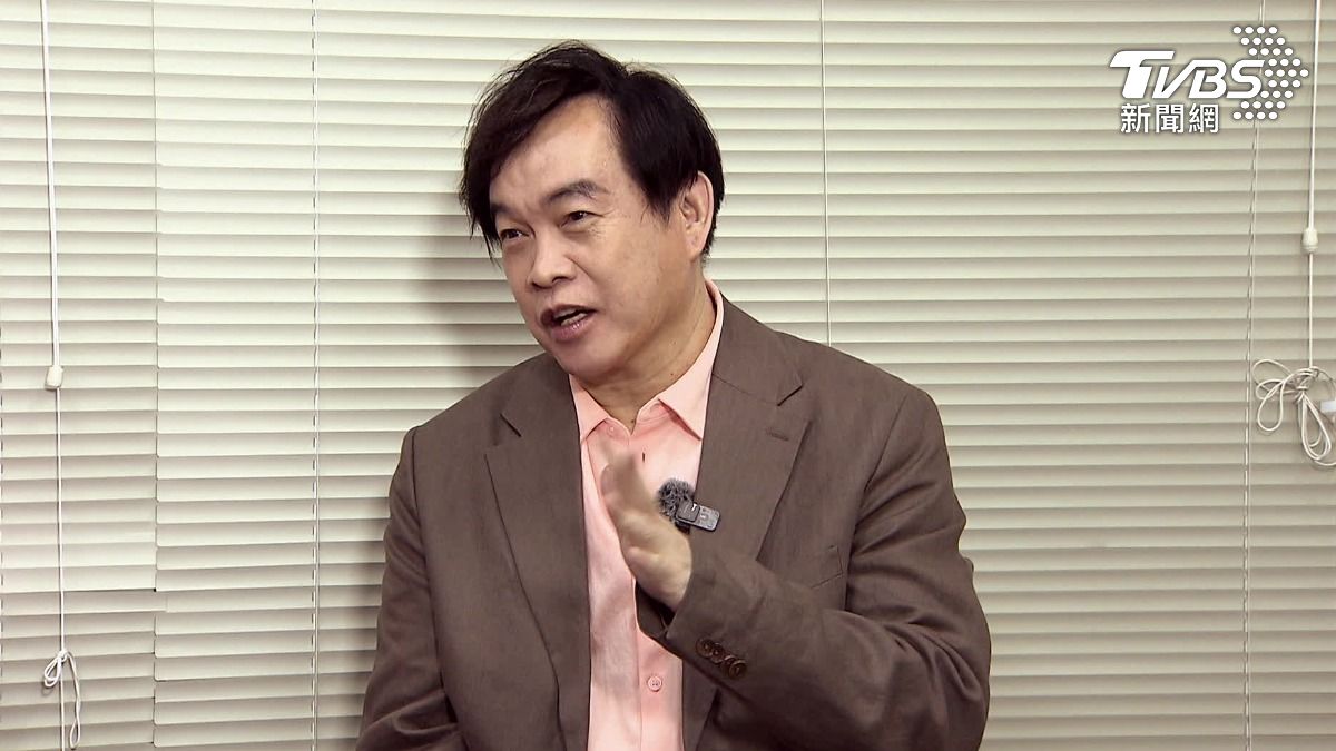 藝人康康接受TVBS娛樂頭條專訪。（圖／TVBS）