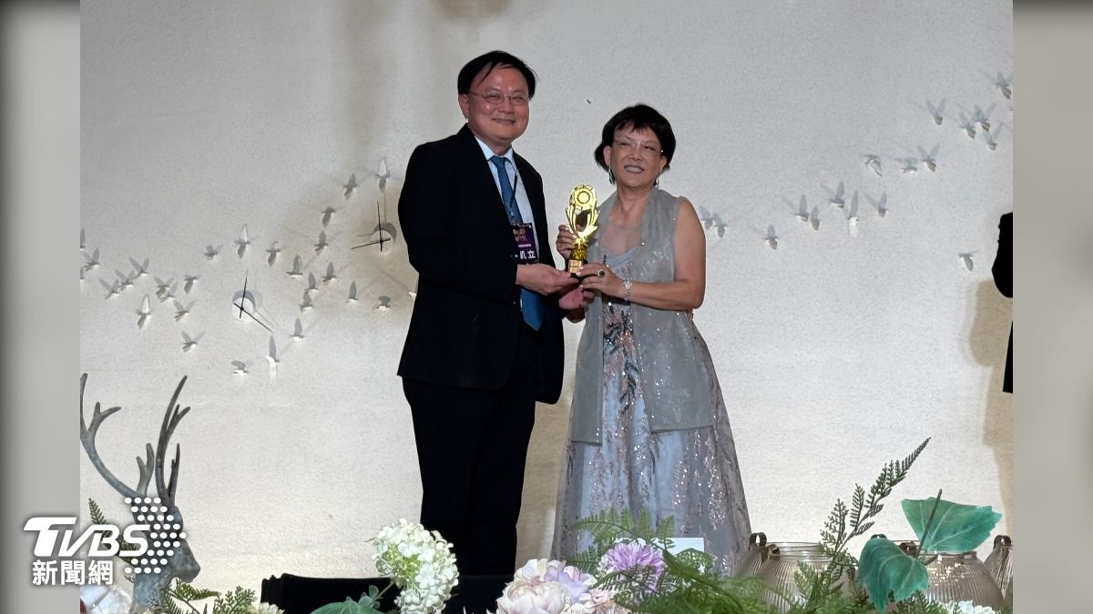 東海大學管理學院院長王凱立(左)表示,於國家劇院舉辦送舊儀式,結合劇場美學與教育價值,是一場富有創意與深刻意義的人文盛典