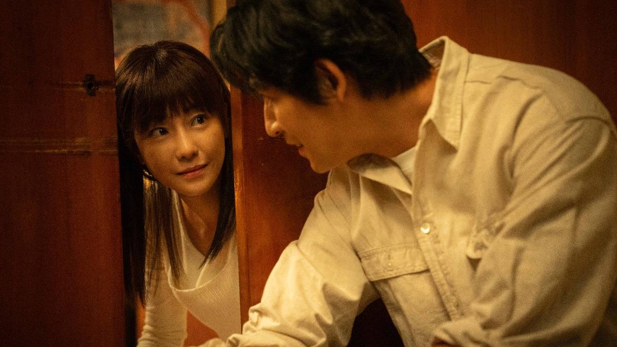 謝欣穎(左)、周渝民上演Y2K戀愛回憶殺。(圖/CATCHPLAY+、公視、大慕可可提供)