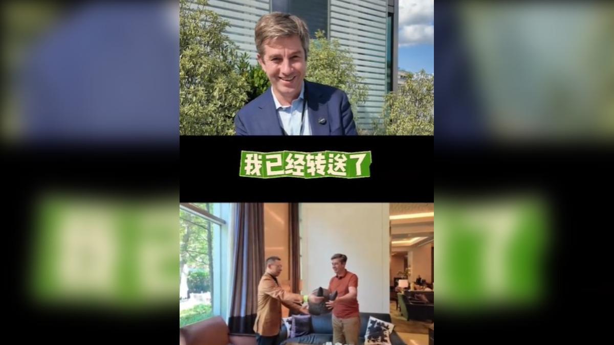 胡潤拿Labubu與張朝陽交換禮物,張朝陽選擇退回。(圖/翻攝自 抖音 胡潤 )