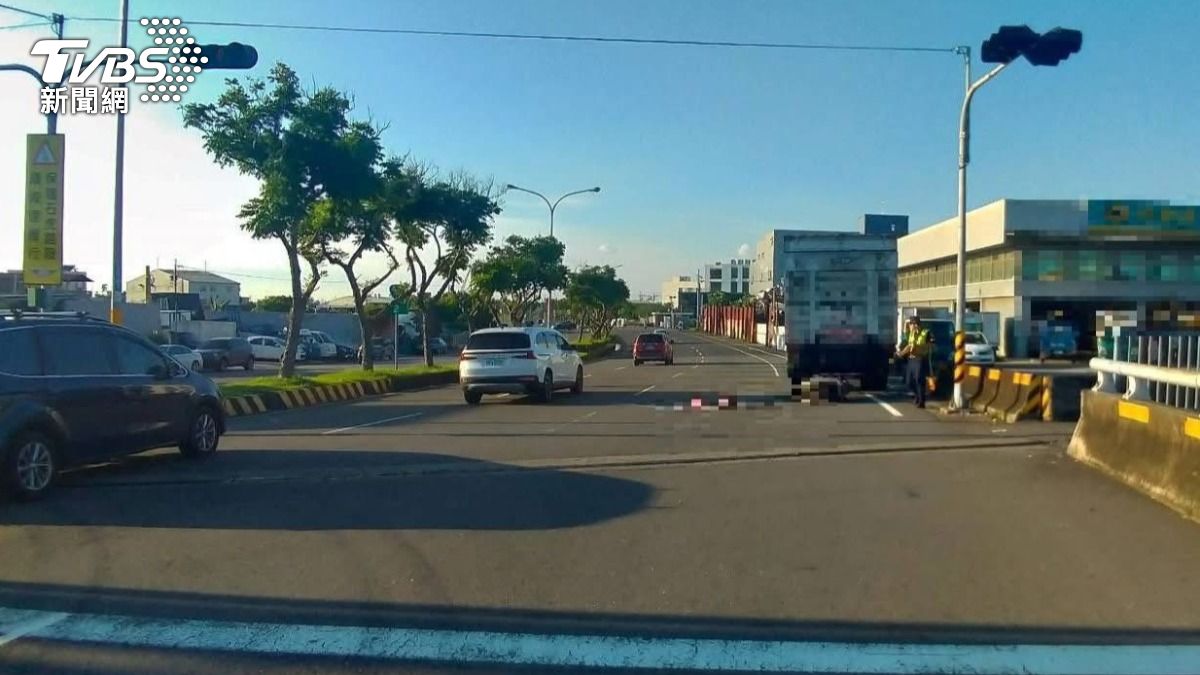 有片／貨車臨停機慢車道！75歲翁高速追撞　血濺滿地重傷亡