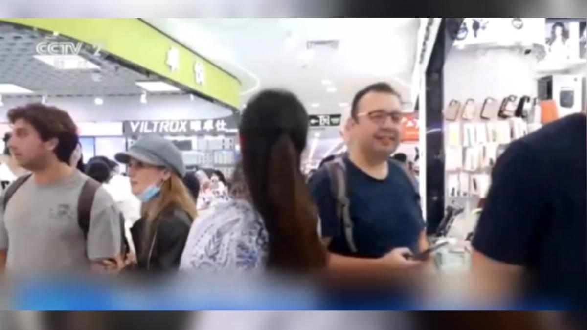 深圳華強北現在每天都會湧入許多外國觀光客,他們專門前去採購中國製的便宜電子產品,尤其又以無人機、手機最熱門。(圖/大陸央視)