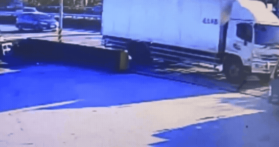 老翁騎機車直行新豐路時，不知何故高速撞上臨停於機慢車道上的貨車。（圖／TVBS）