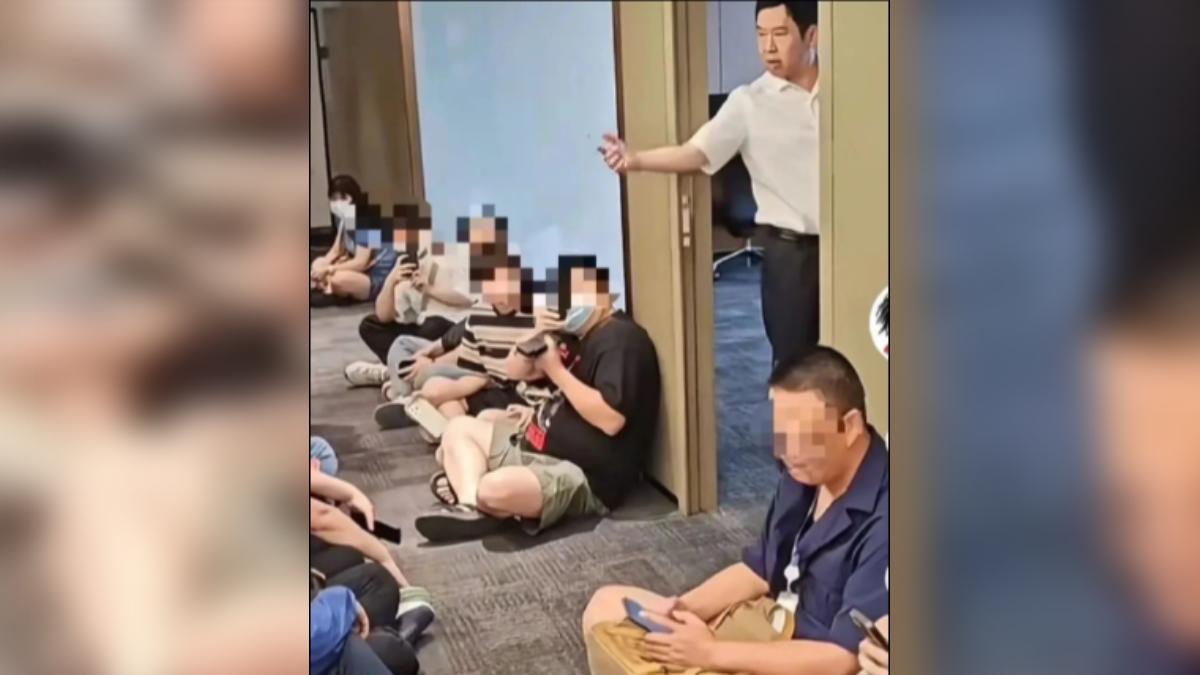 哪吒汽車前員工跑到上海新總部討薪水,創辦人方運舟被指態度惡劣。(圖/微博)