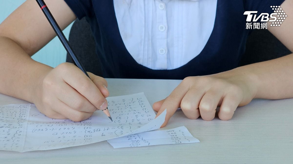 45÷9(3+2)答案是? 沒依照「PEMDAS」準則一堆人錯