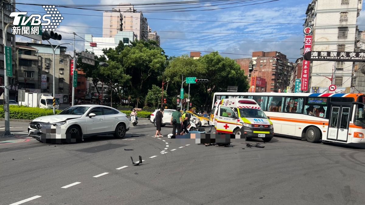 重機遭自小客車撞毀,警消到場處理。(圖/TVBS)