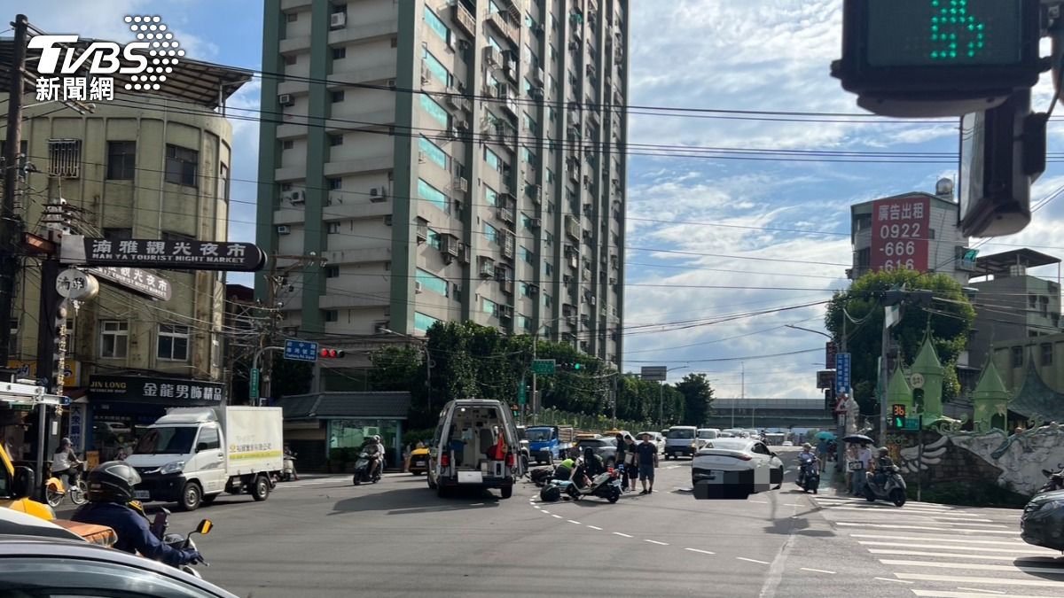 重機遭自小客車撞毀,警消到場處理。(圖/TVBS)