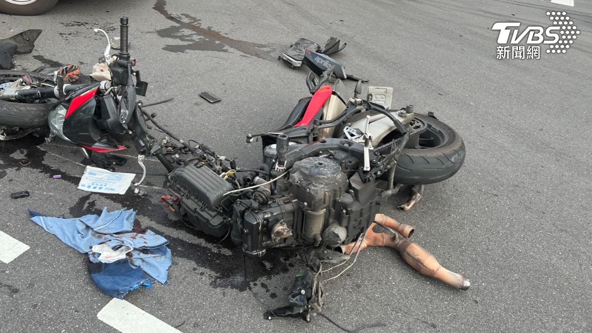 重機遭自小客車撞毀,警消到場處理。(圖/TVBS)