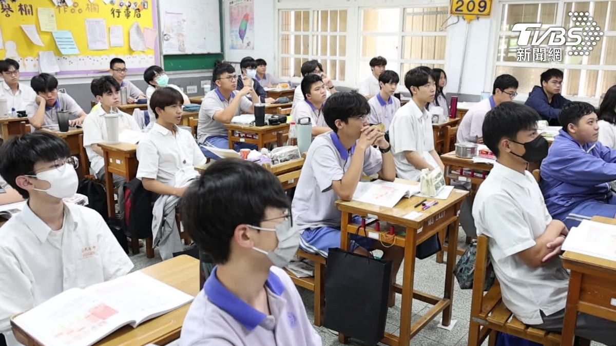 學校分級管理學生手機。(圖/TVBS)