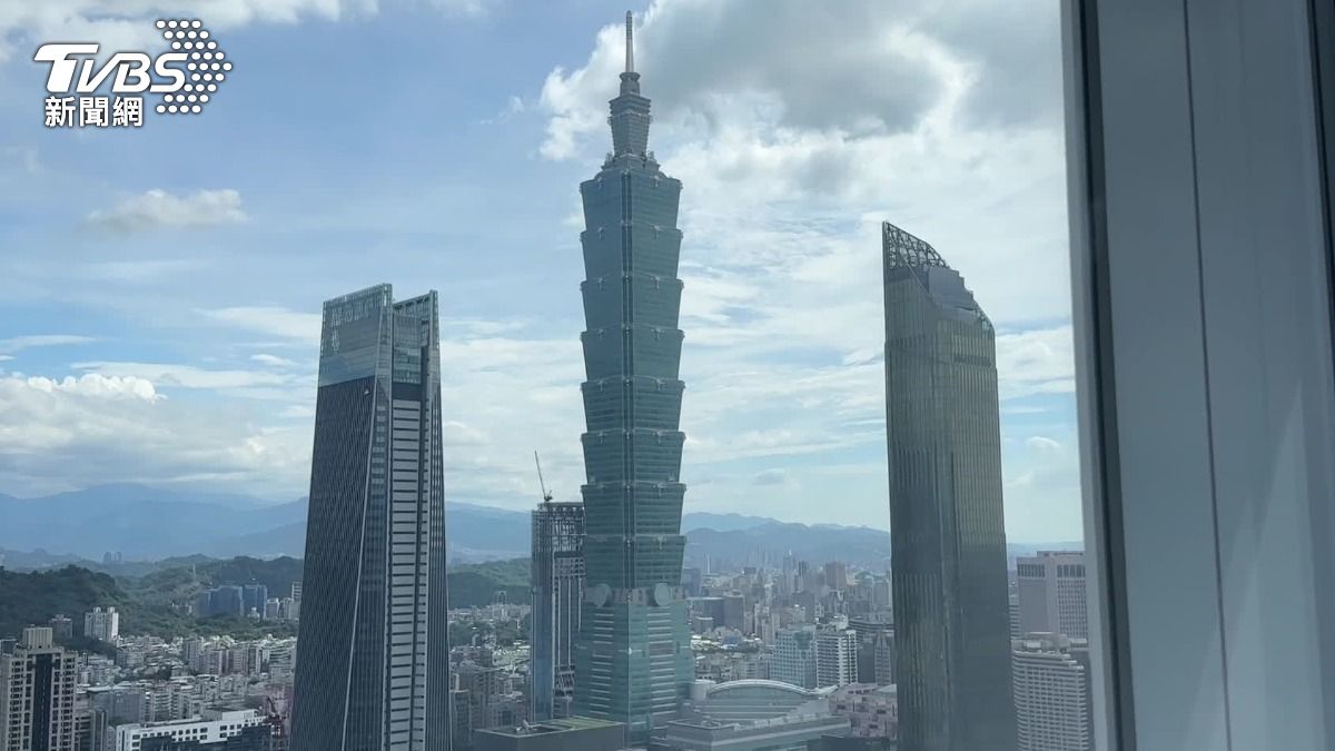 坐落33樓的景觀咖啡廳，可以一次看台北101和微風等信義區地標。（圖／TVBS）