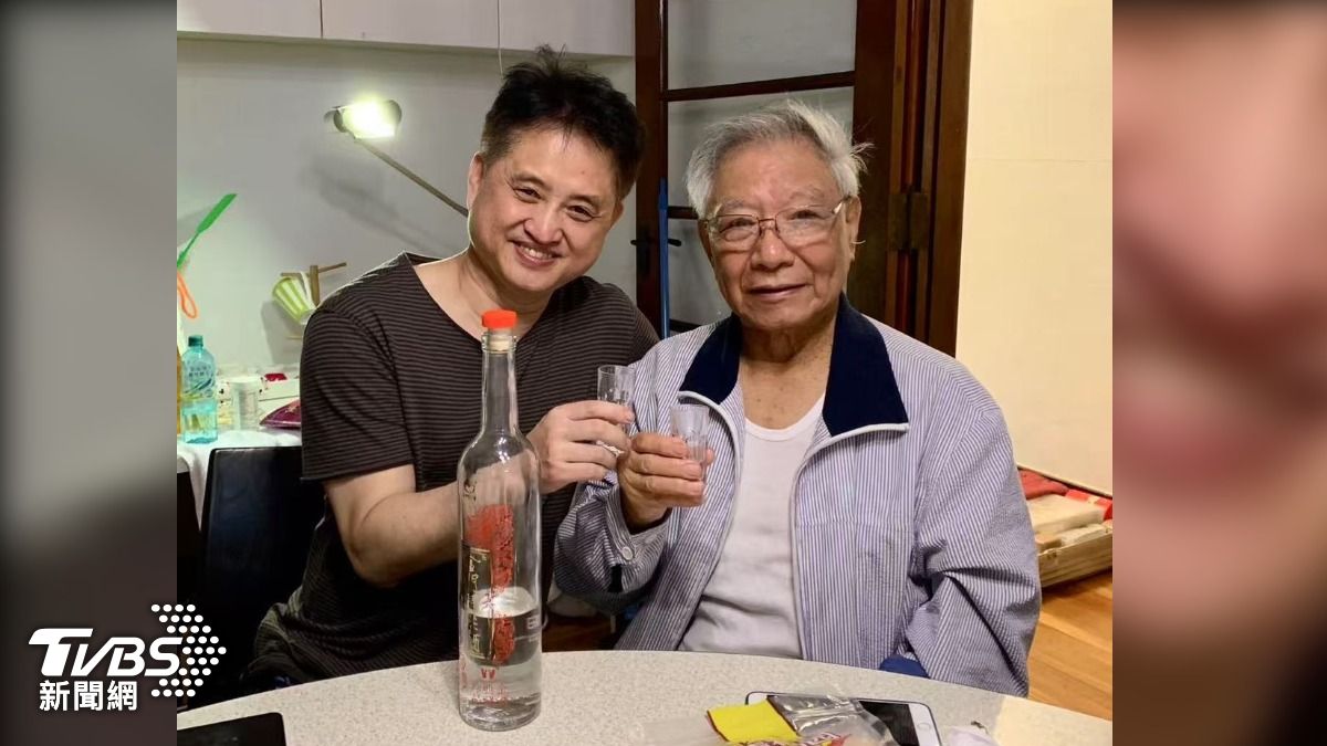 鄭愁予(右)經常與畫家黃騰輝在東海大學宿舍聚會話家常,偶爾也愜意的飲酒作詩(圖片/東海大學 提供)