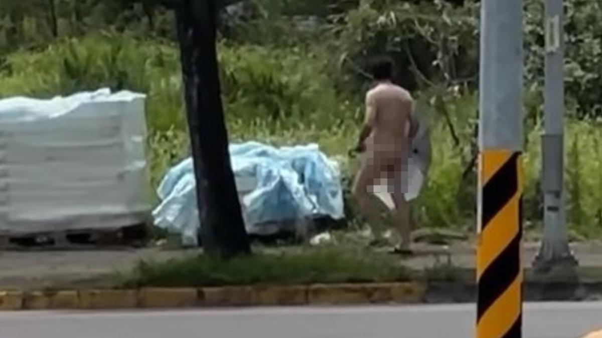 淡水人中午驚見「裸男撐傘逛大街」 女里長氣喊快報警