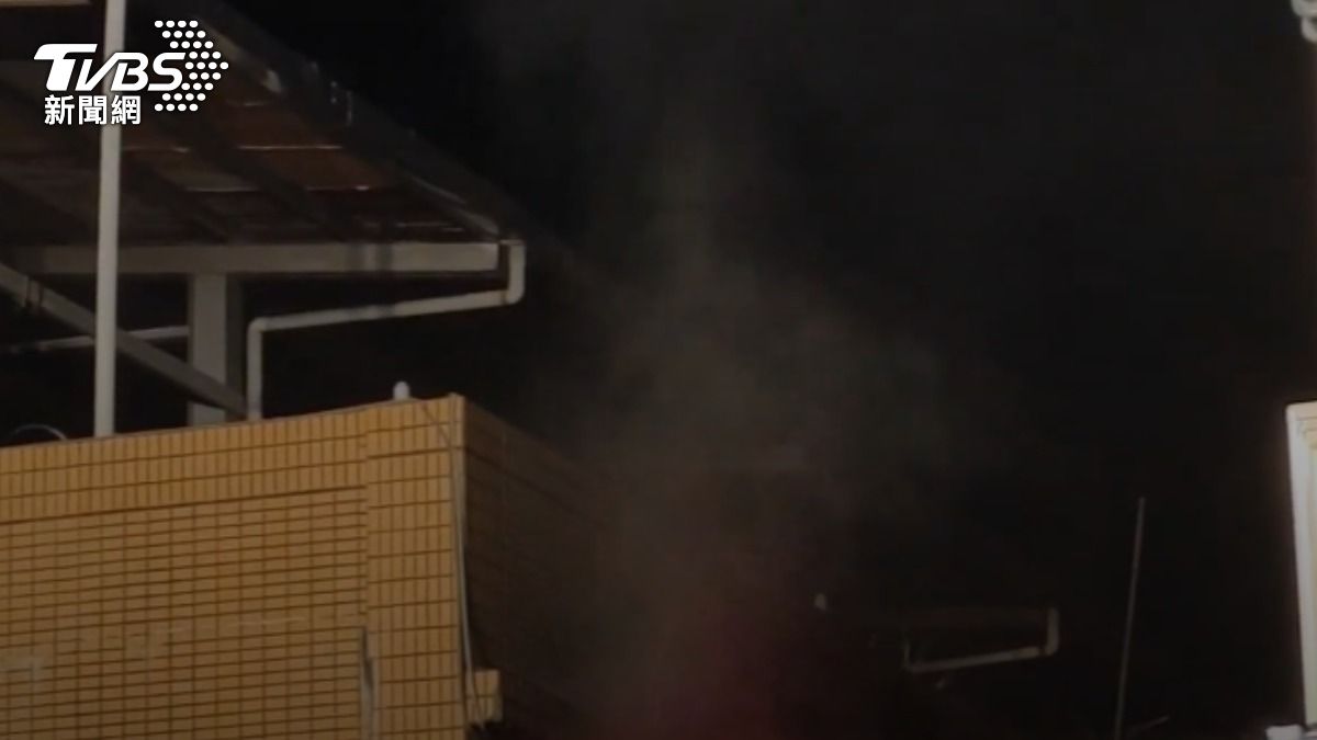 警消到場時已有明顯火勢。(圖/TVBS)