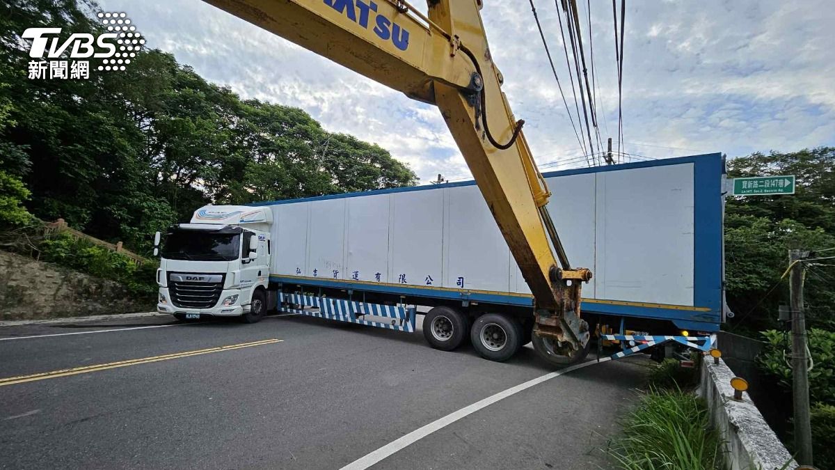 「15公尺車身」卡小路動彈不得,熱心民眾祖孫三代合力解危機。(圖/寶山鄉公所提供)