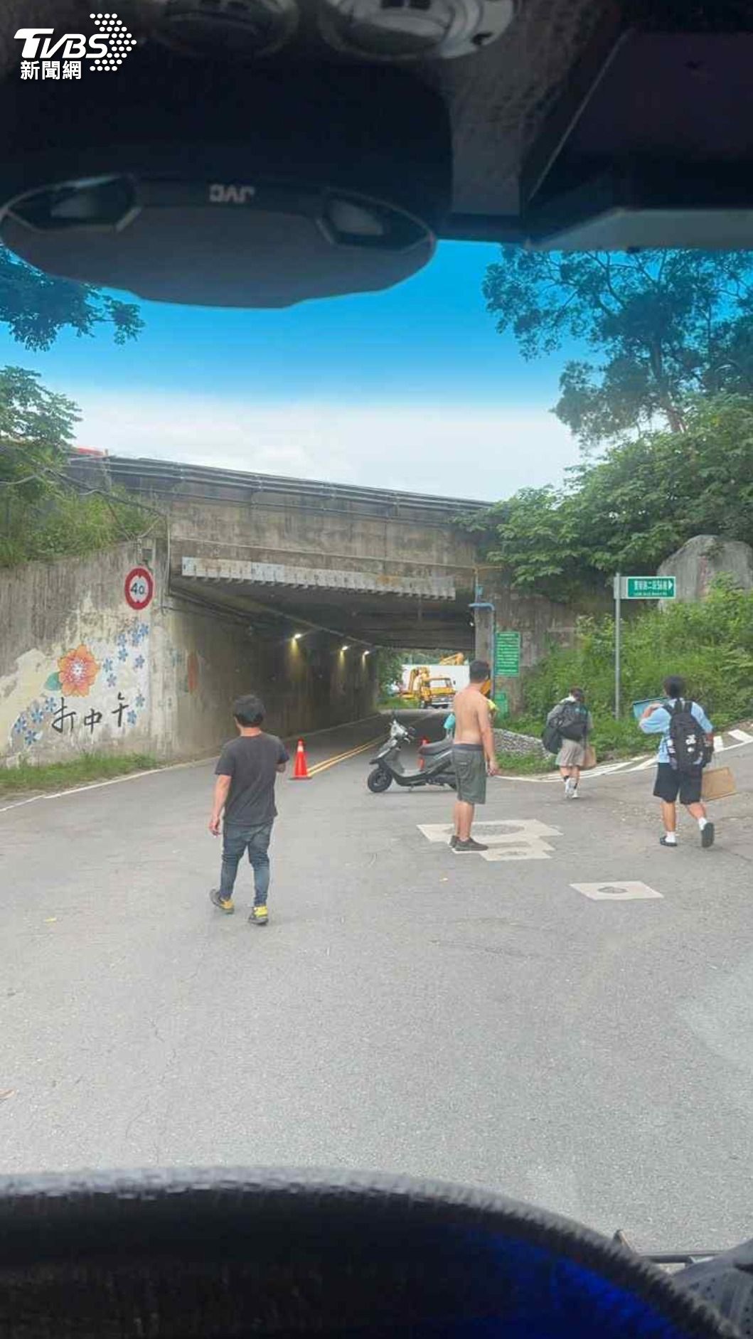 下錯交流道貨車硬轉卡死,連學生都得「下車走路」通過。(圖/寶山鄉公所提供)