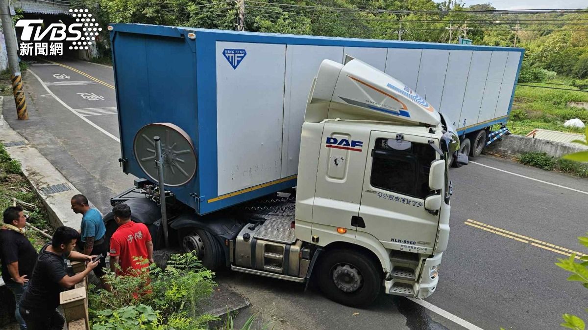 15米貨車卡路中!寶山掉頭失敗釀塞車。(圖/寶山鄉公所提供)