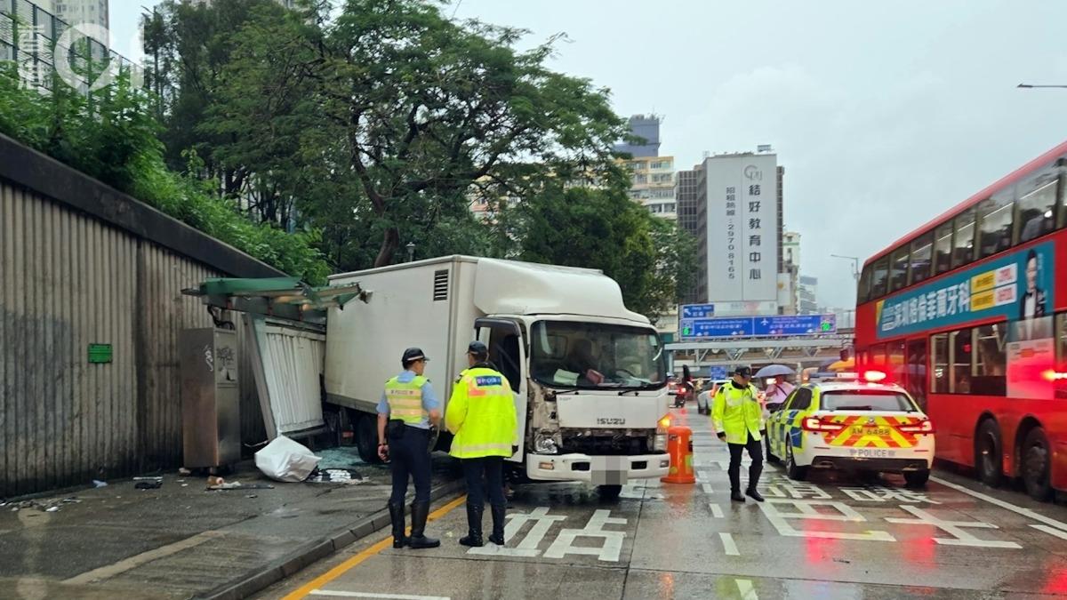 香港紅磡今（17日）上午約6點半發生一起嚴重車禍。（圖／香港01）