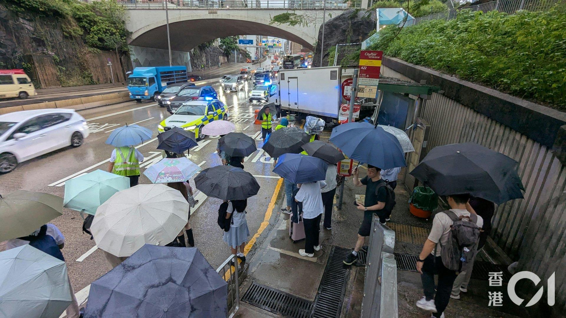 車禍現場為公車站。(圖/香港01)