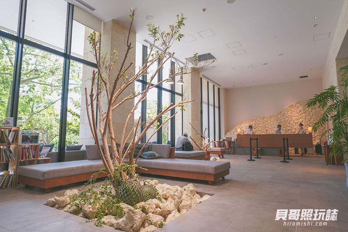 一進到飯店就像是在南國度假，在大廳內的人也不會聽到大門外車水馬龍的吵雜聲。（圖／翻攝自貝哥照玩誌）