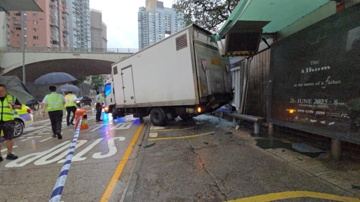 貨車撞上公車站撞到兩名女路人,一死一傷。(圖/香港01)
