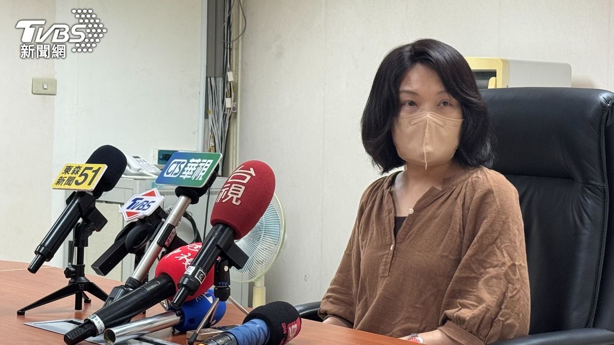 台北市公共運輸處主任秘書廖苑伶說明262公車起火事件。(圖/陳怡潔攝)