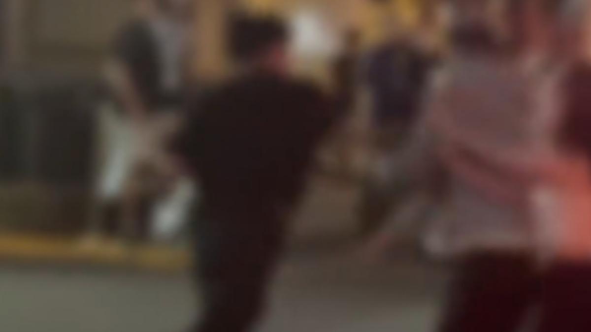 兩名男子在街頭大打出手，女友在一旁勸架。（圖／記者爆料網）