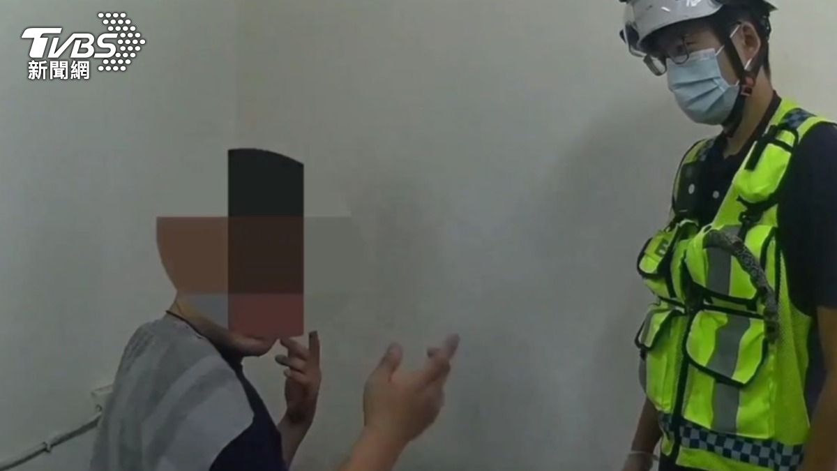 男在洗頭台睡著，被員警叫醒。（圖／TVBS）