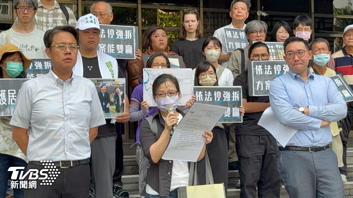 賴碧珍（中）與委任律師葉恕宏（白衣）、律師黃昱中（藍衣）以及台灣人權促進會。（圖／潘千詩攝）