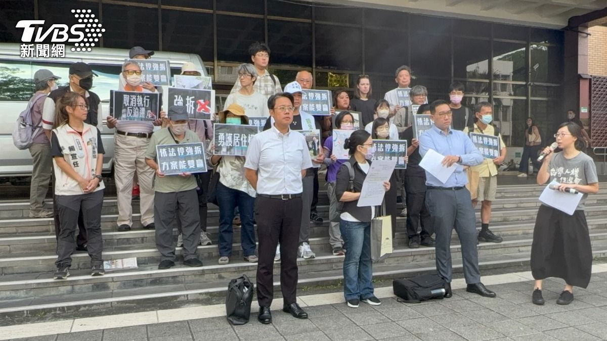 纏訟13年的新店瑠公圳蔡金木老宅案，法院民事執行處近日發出6月26日執行老宅拆除通知。當事人賴碧珍、律師與民間團體17日上午赴台北地院遞狀暫緩拆除。（圖／潘千詩攝）