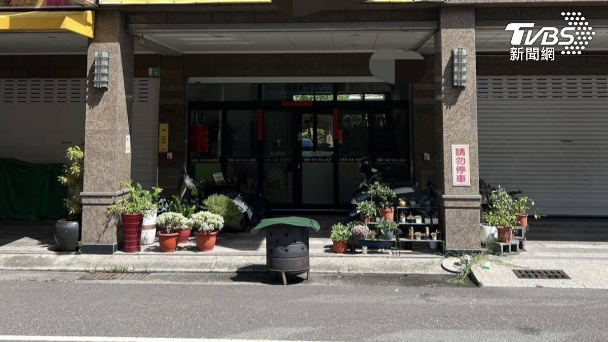 警方到場後,女方隨即主動將雜物清理乾淨。(圖/TVBS)