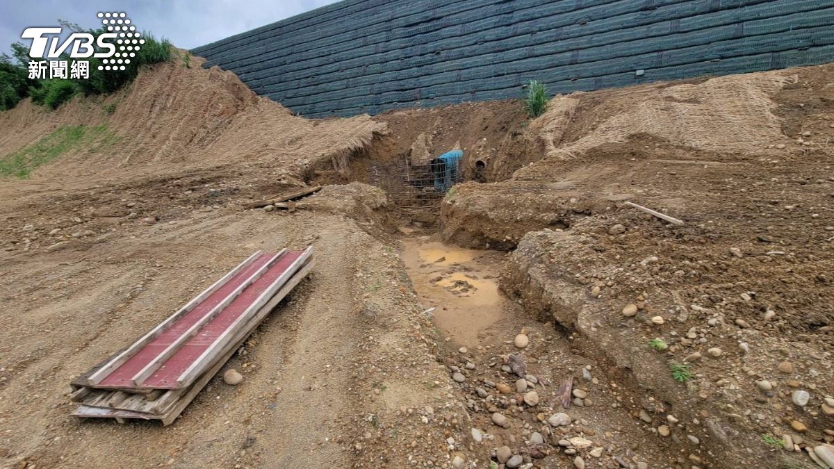 一次大雨沖刷的土石就將滯洪池填滿，附近居民憂心若颱風引發土石流是否就會「滅村」。（圖／TVBS）