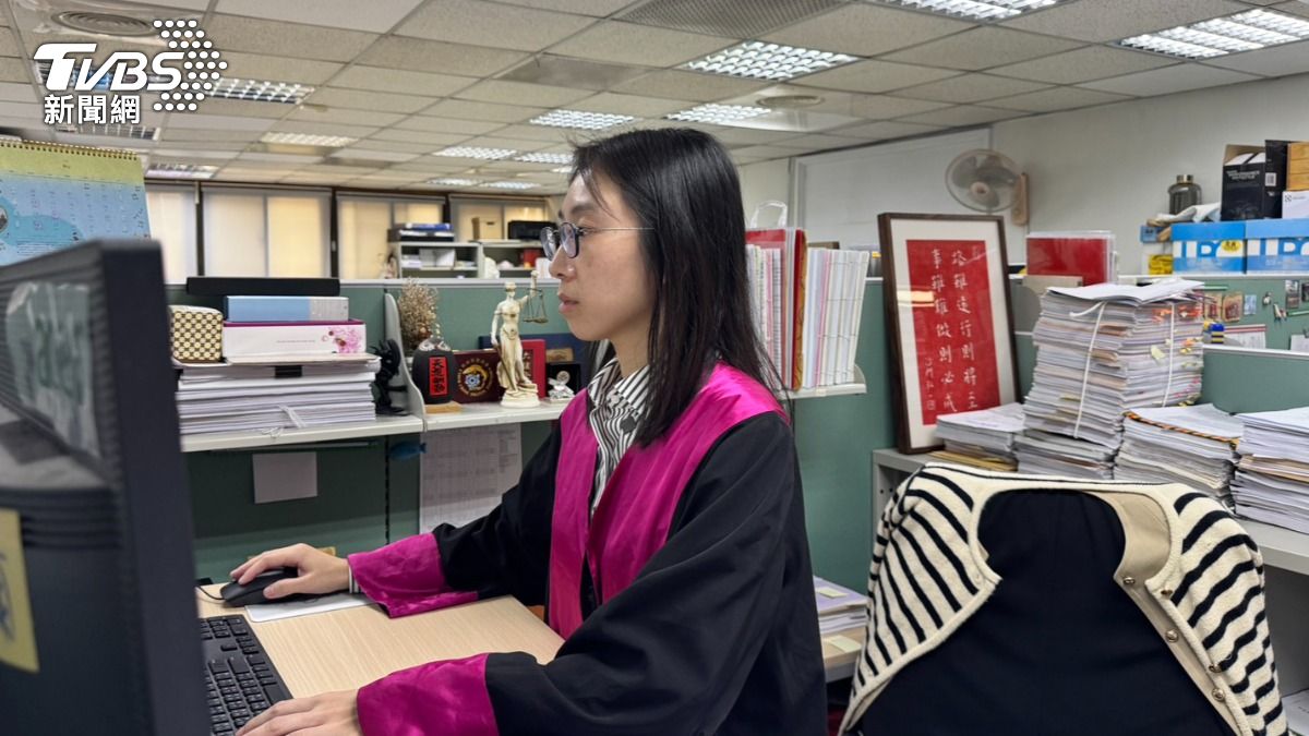 檢察官工作壓力大，為偵辦案件，加班成常態。（圖／TVBS）