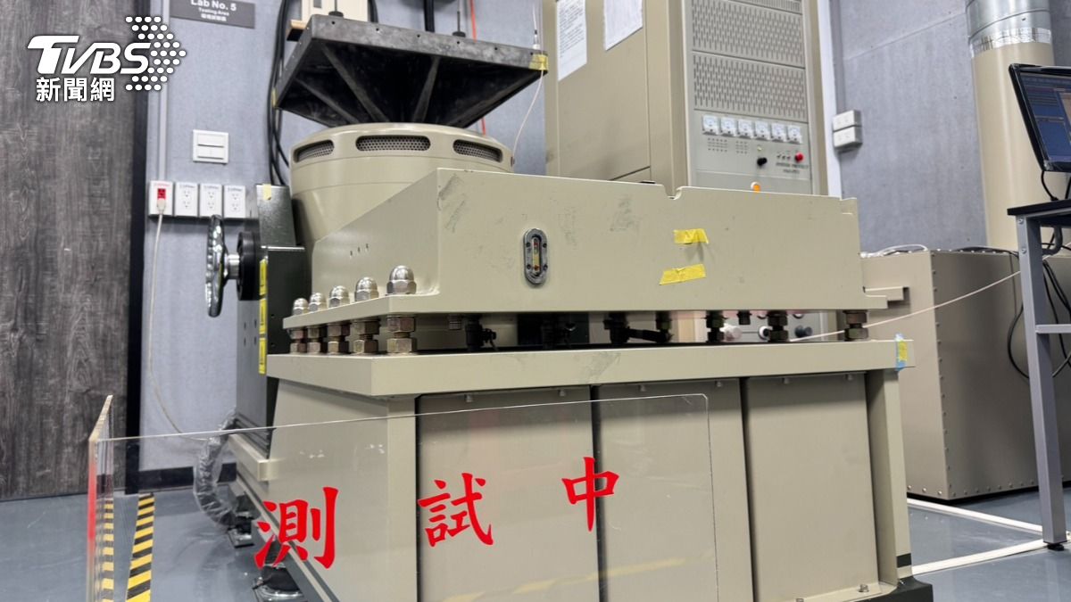 電動機車電池檢測,得經過12關卡。(圖/TVBS)