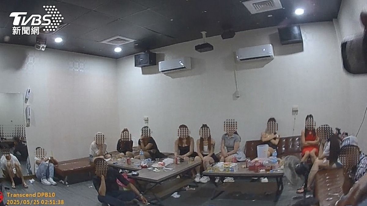 54男女開「極樂毒趴」小姐露腿排排坐 高雄警破門攻堅還在茫