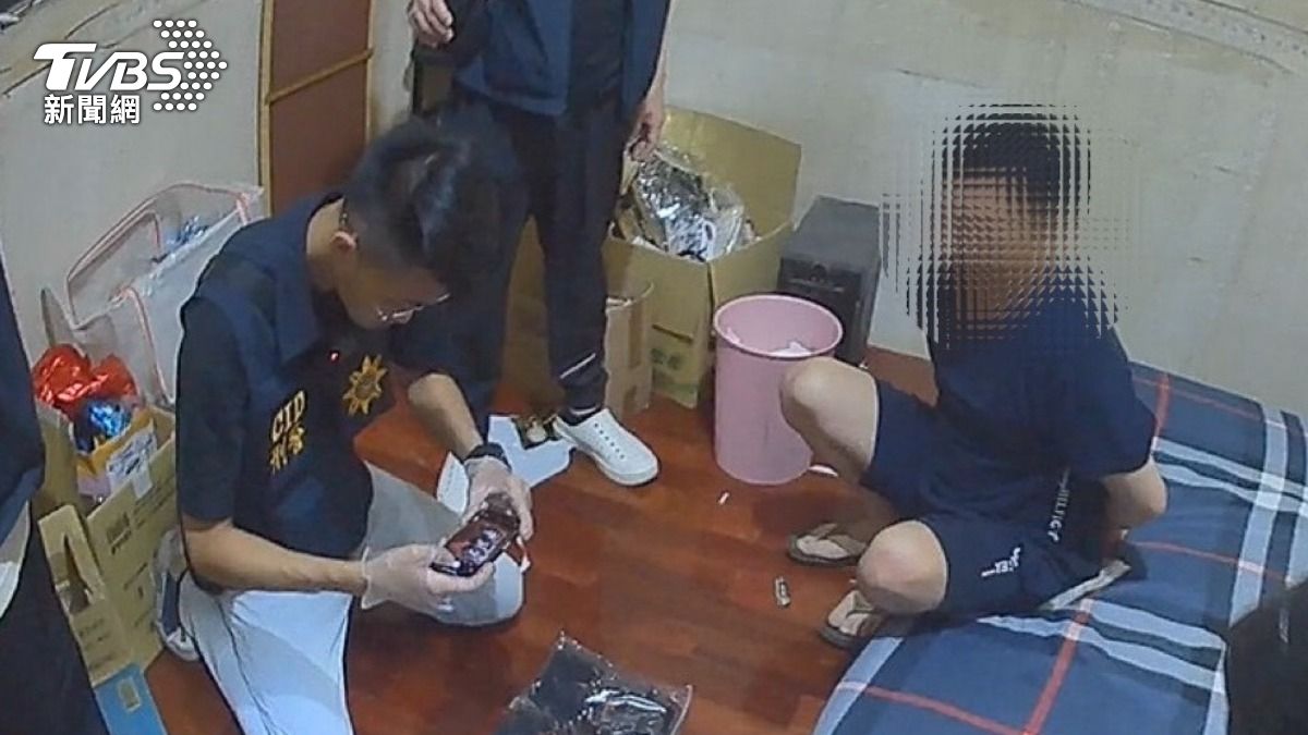 警方起獲卡西酮咖啡包及愷他命等證物。(圖/TVBS)