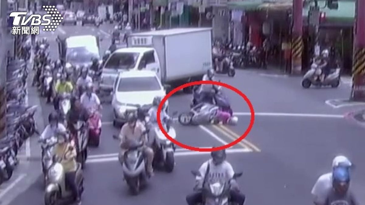 72歲翁騎車突倒地「沒呼吸心跳」 中和警CPR神救援
