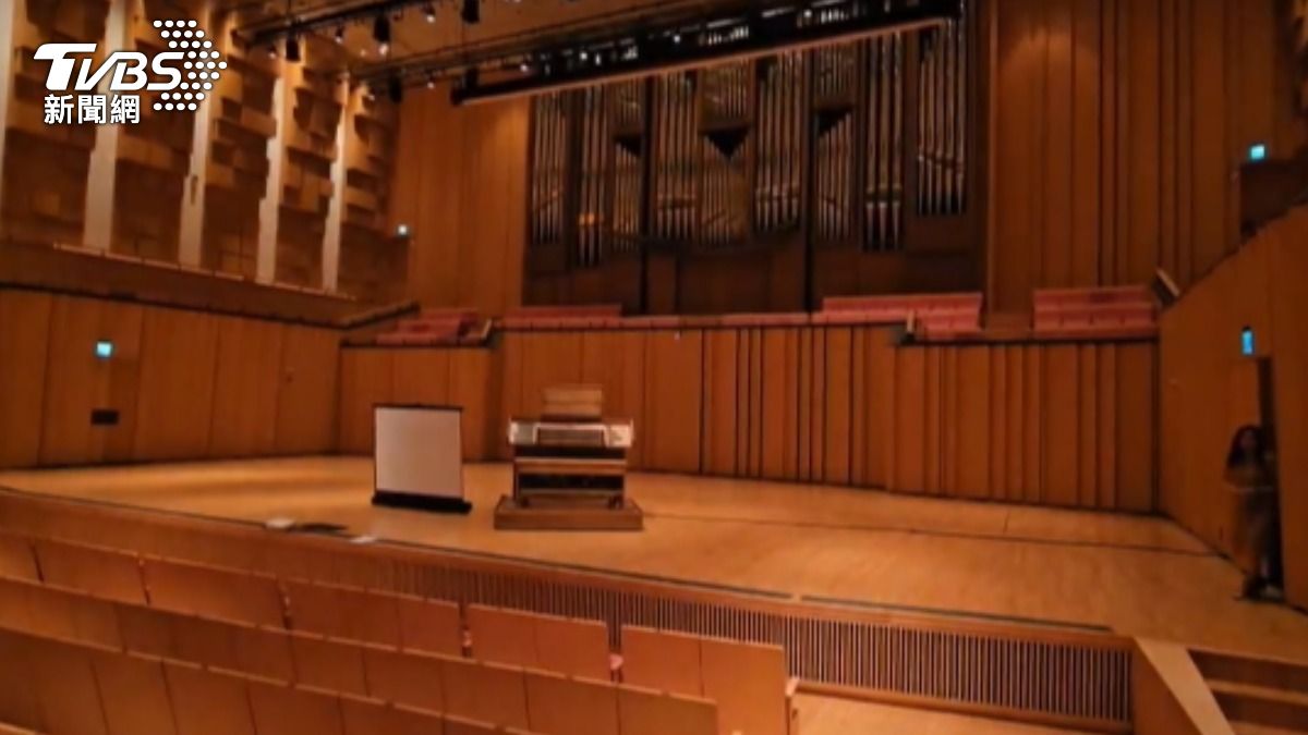 屏東演藝廳首演狀況百出,指揮家不悅臉書發文。(圖/TVBS)