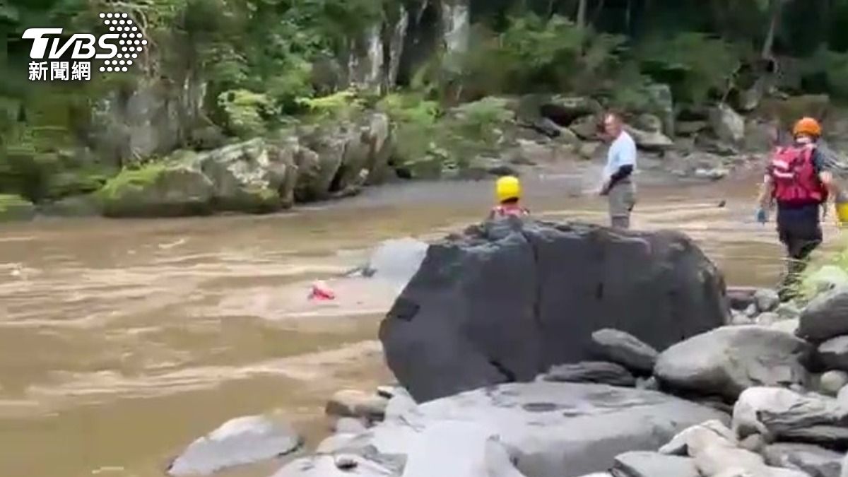 快訊/新北烏來溪水暴漲釣客受困 警消冒險渡河救援