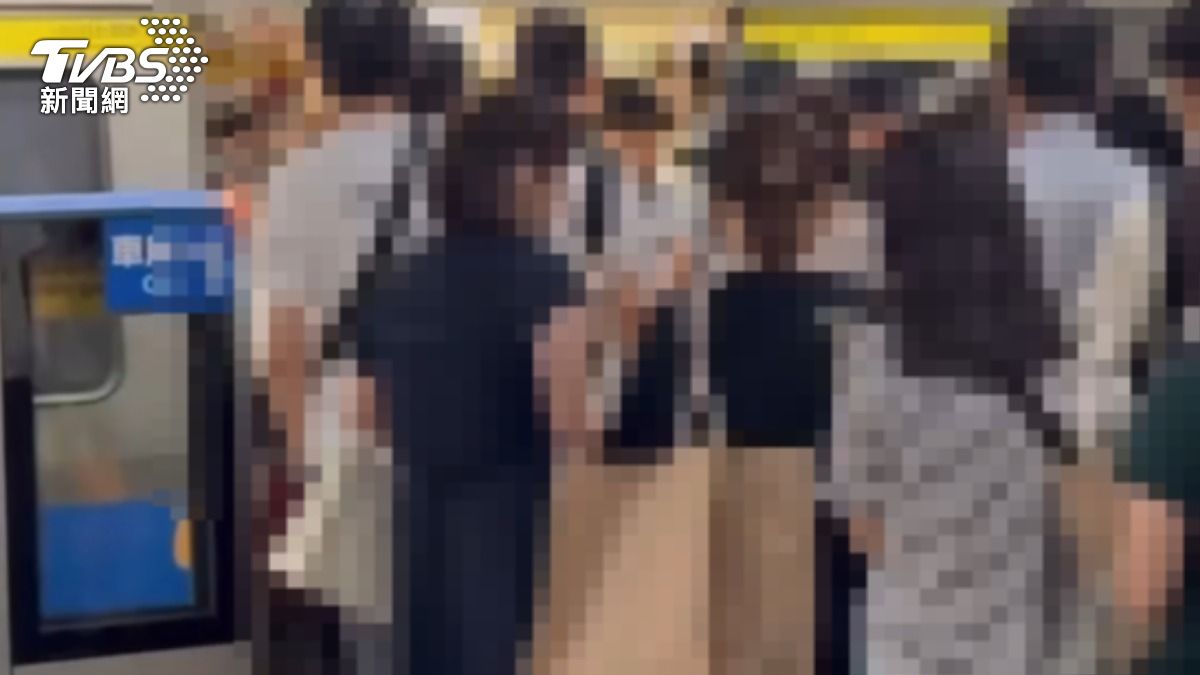 疑板南線人多推擠爆衝突，女乘客控遭性騷。（圖／翻攝黑色豪門企業）