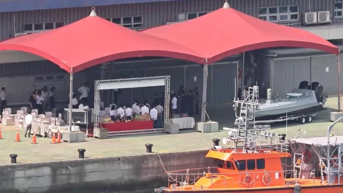 在公開展示前一天，龍德造船似已將快奇無人艇交付中科院，更為此舉辦典禮