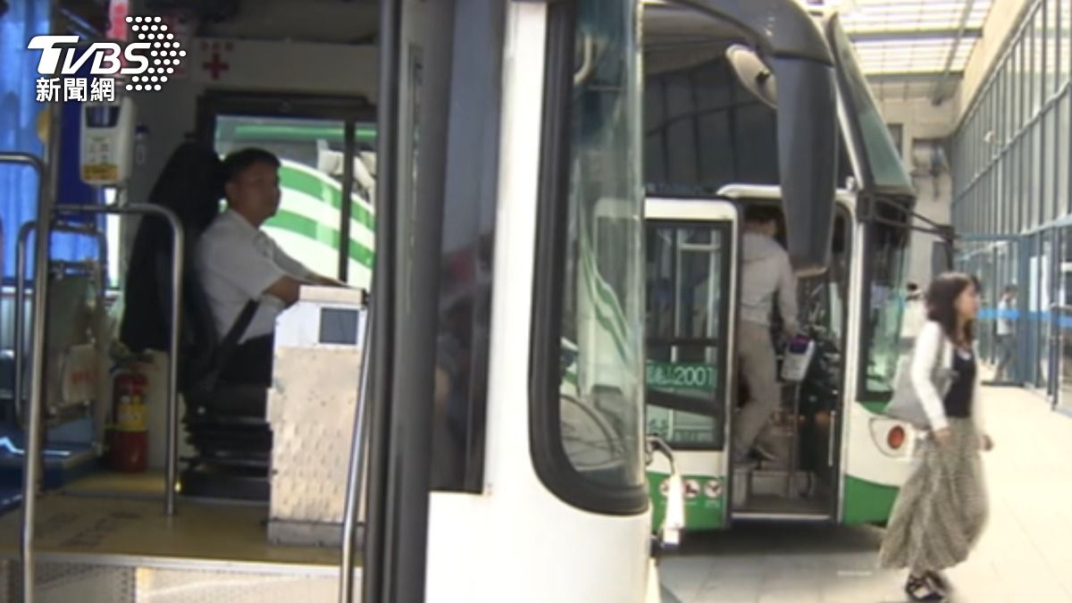 公車司機年齡可到68歲,但65歲以上工作時間不能超過晚上6點。(圖/TVBS)