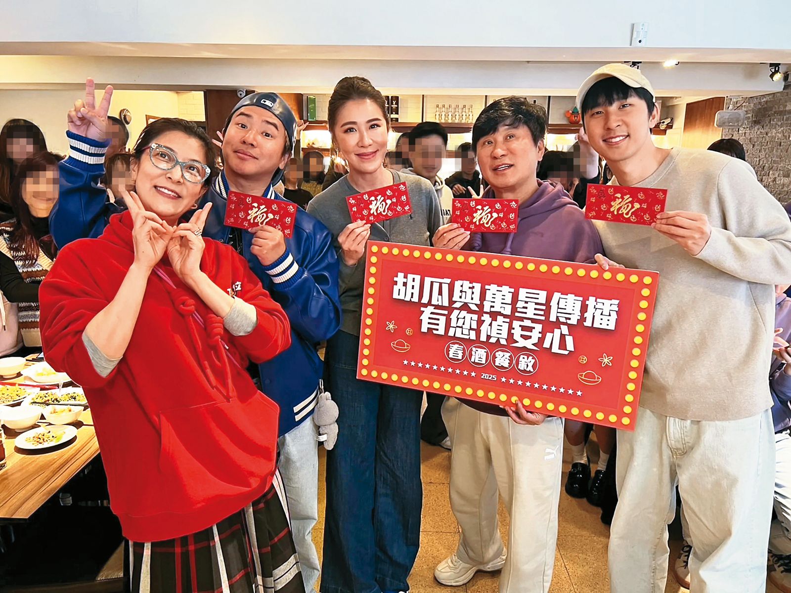 胡瓜(右二)每年都會帶著小禎(左三)、胡釋安(右一)和媒體聚餐,而背後都是由丁柔安(左一)在安排策畫。左二為歐漢聲。(圖/萬星傳播提供)