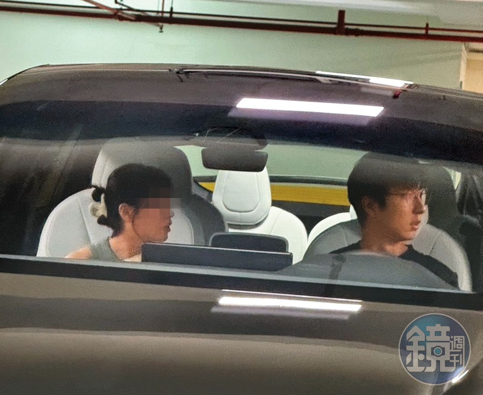 去年胡瓜買特斯拉送自己當生日禮物,不過最後車子都是兒子胡釋安(右)與女友(右)在用。(圖/鏡週刊)