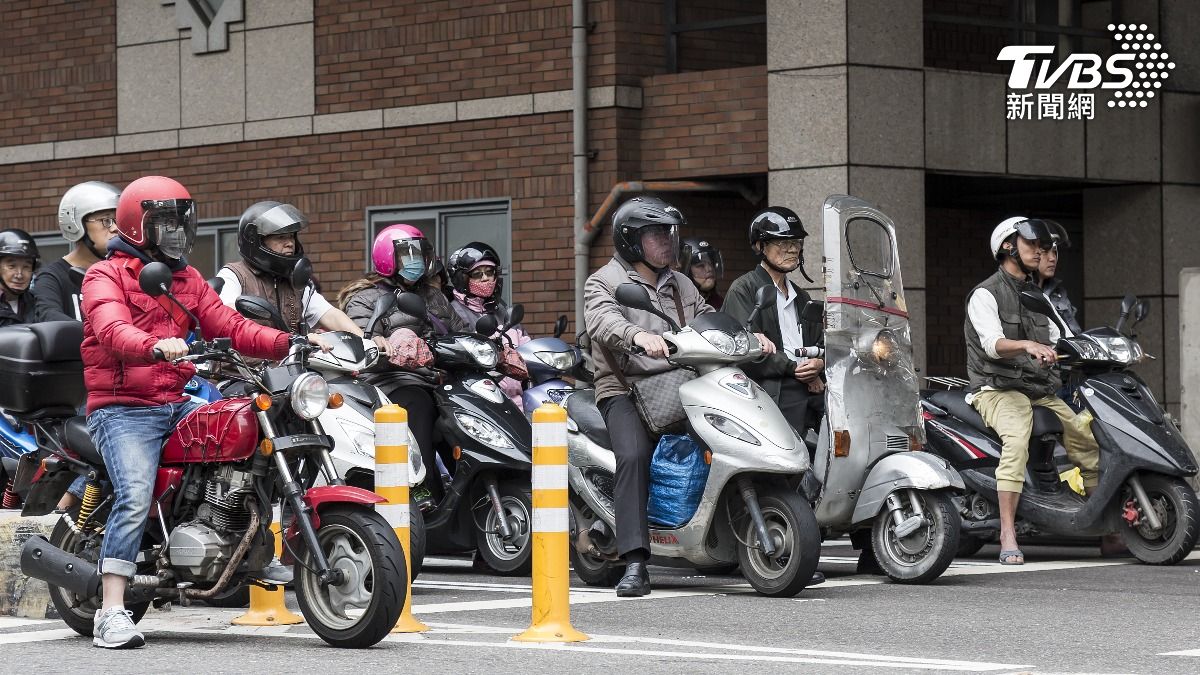 跨越雙白線未打方向燈!女騎士辯「機車停等區遭擋」下場曝