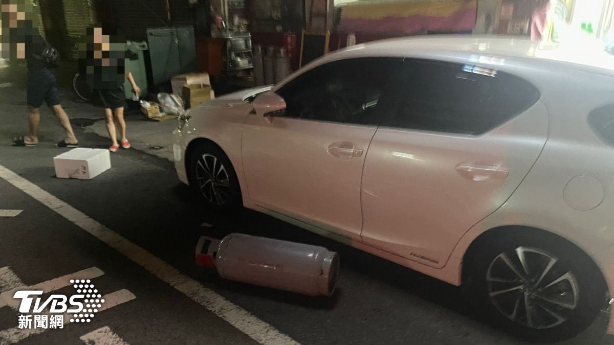 陳男扛著瓦斯桶砸毀路邊車輛。(圖/TVBS)