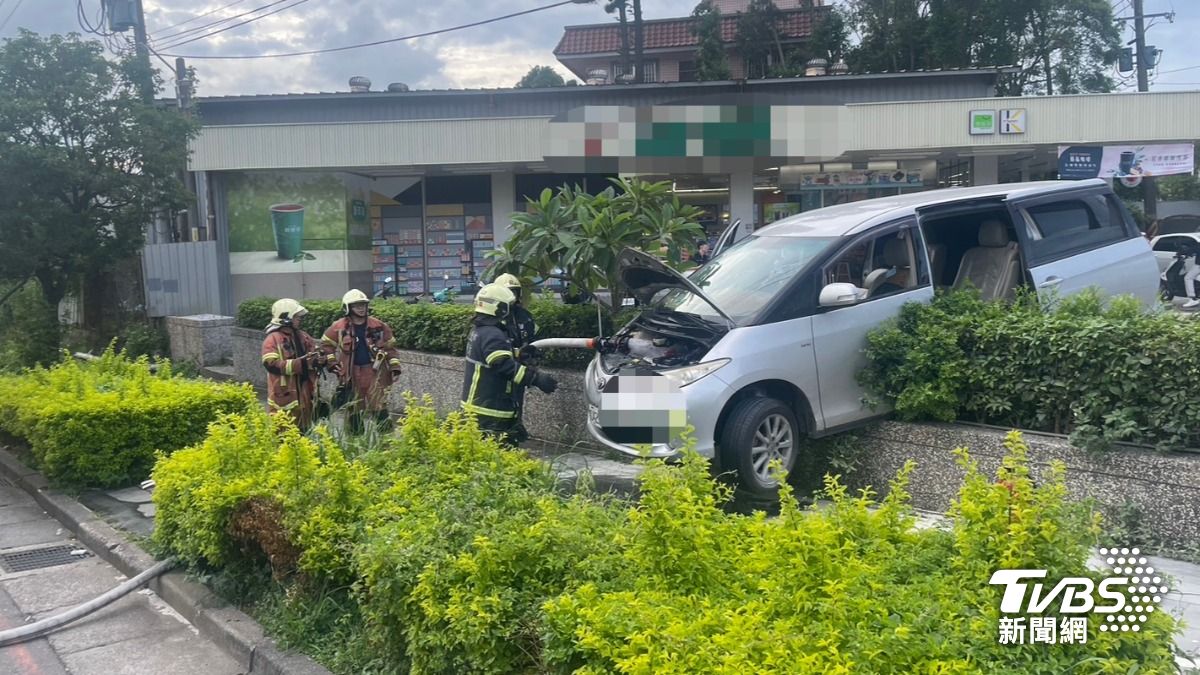 林口休旅車自撞「懸空燒胎」 冒煙狂燒畫面嚇壞路人